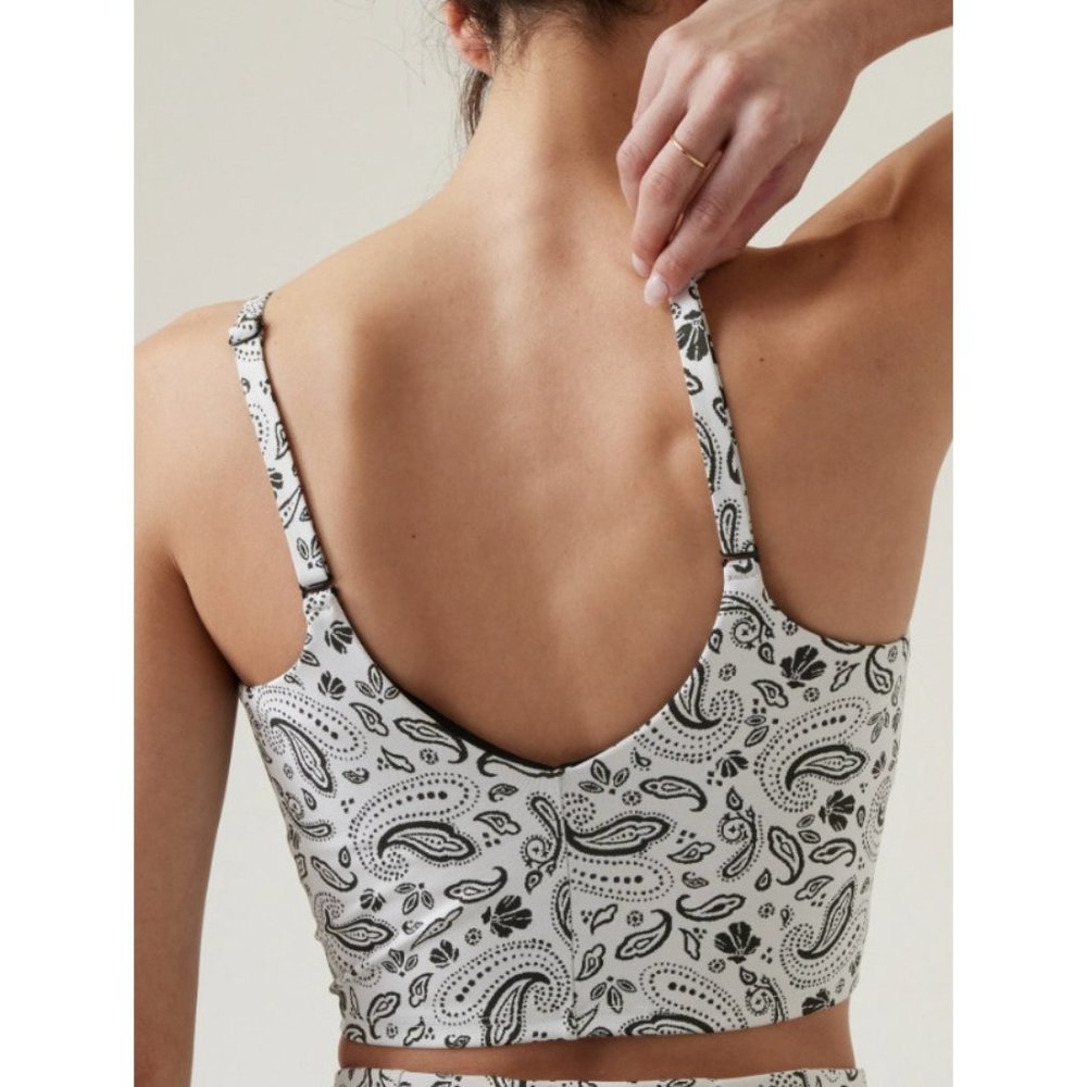 New ATHLETA L Elation V-Neck Crop Women’s Paisley White Black Large Cup D-DD - Picture 4 of 4